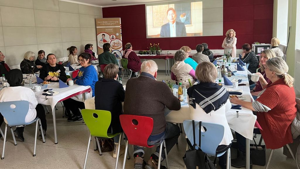  „Macht Zucker dumm?“ Interessiert hören die Frühstückslotsen neue Erkenntnisse aus der Ernährungsforschung. ©denkbar-Team
